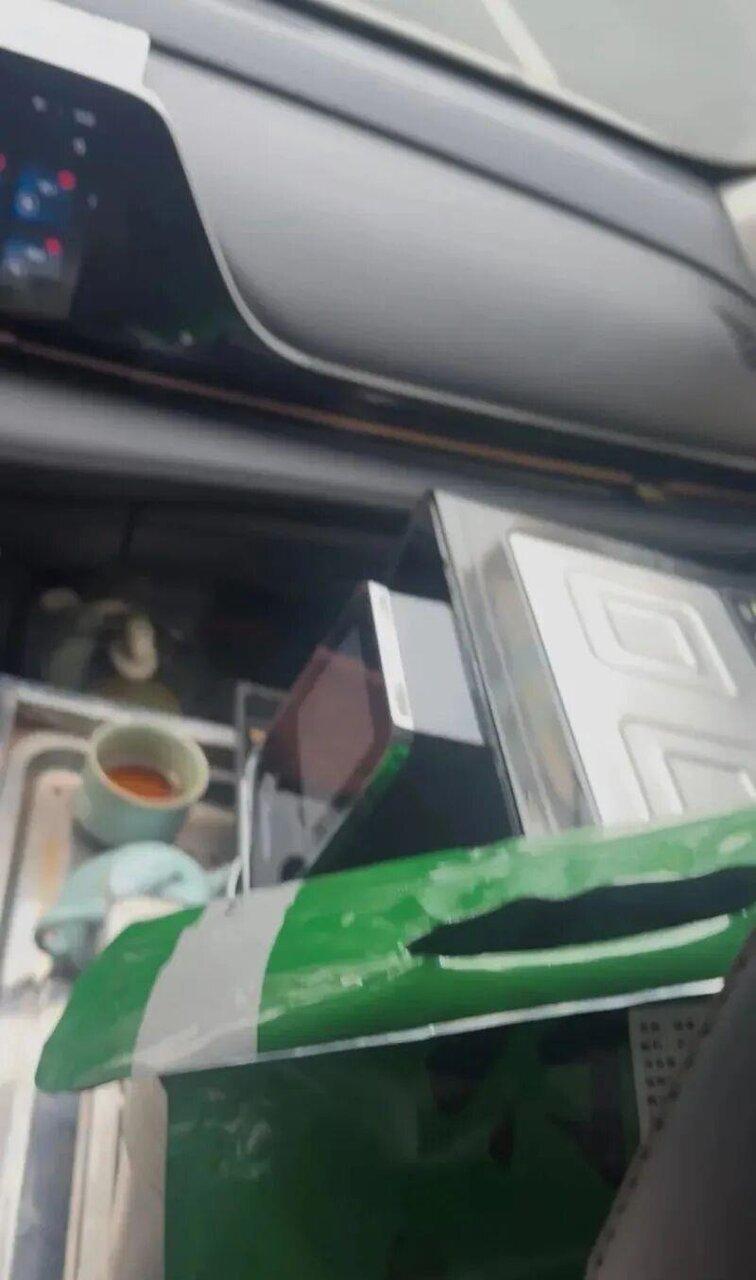 咖啡机摆在副驾驶座位上。(取材自上游新闻)