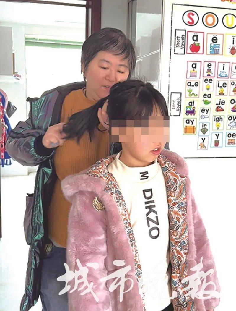 赵瑾帮甜甜绑头发。(取材自城市晚报)