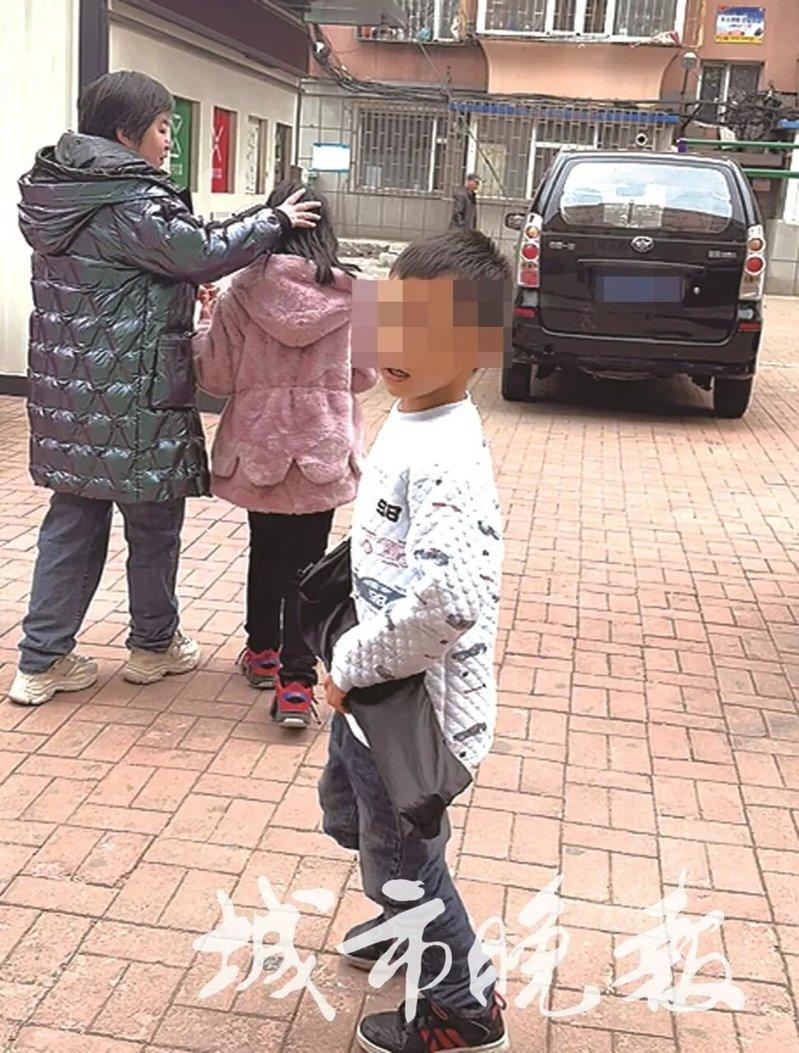 赵瑾带两个孩子去托管班。(取材自城市晚报)