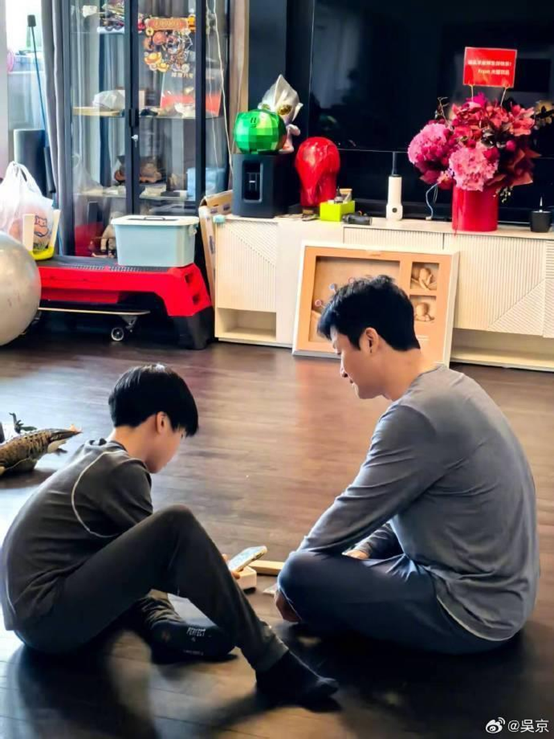 吴京在微博晒带娃照并配文「在家好好带孩子」呼应老婆谢楠,被网友点赞「甜翻了」。(...