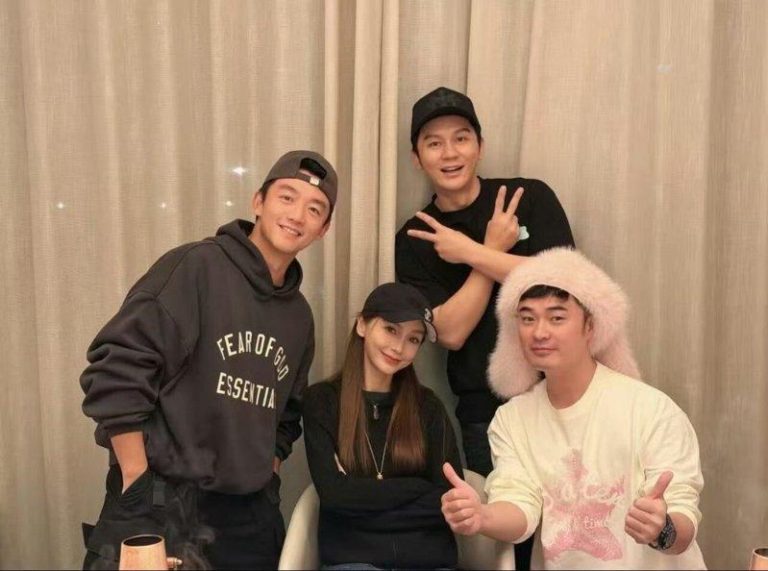 李晨晒初代「跑男团」聚会 邓超、鹿晗缺席 Baby坐C位 李晨(后排)晒出与郑恺(前排左起)、Angelababy、陈赫私下聚会画面。(取...
