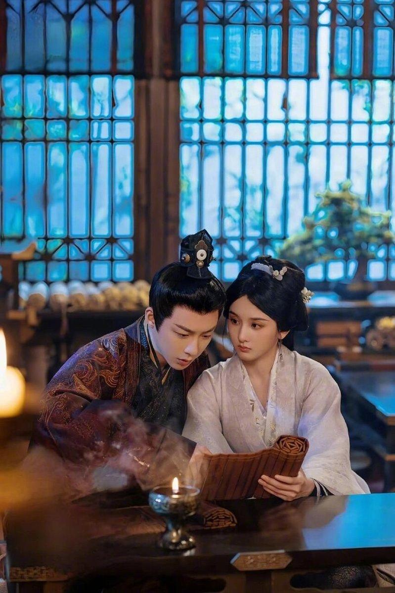 宋祖儿(右)与刘宇宁因为合作演出「折腰」暴红,如今传出两人曾假戏真做。(取材自微...
