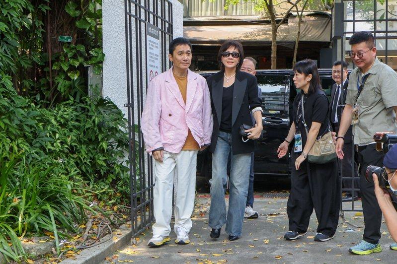 梁朝伟(左)、刘嘉玲出席「你是不会当树吗」记者茶叙。(记者沈昱嘉/摄影)