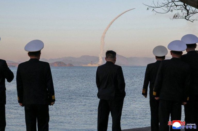 金正恩视察驱逐舰飞弹试射 专家:北韩以伊朗战争为戒 北韩领导人金正恩(中)4月12日视察了从海军驱逐舰发射战略巡弋飞弹及反舰飞弹的最...