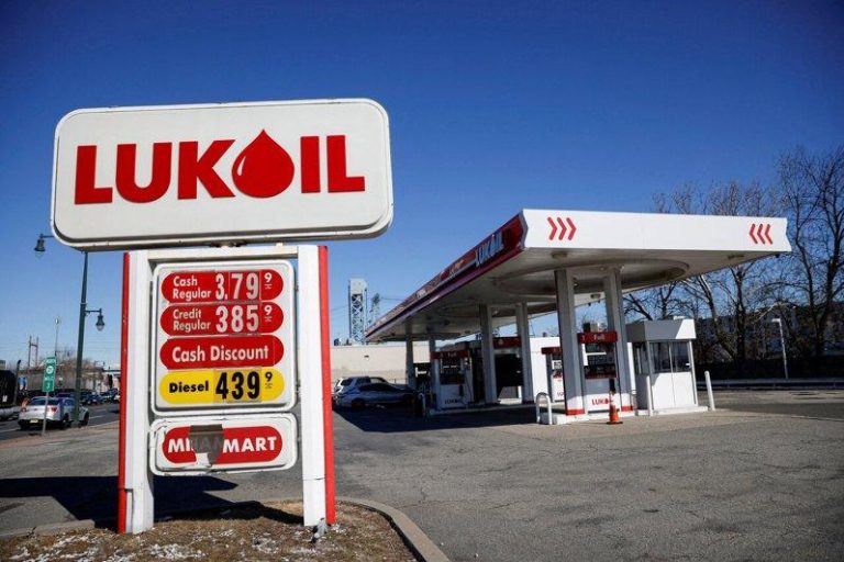 美国官员今天宣布，将延长对俄罗斯石油巨擘路克石油公司（Lukoil）位于俄罗斯境...