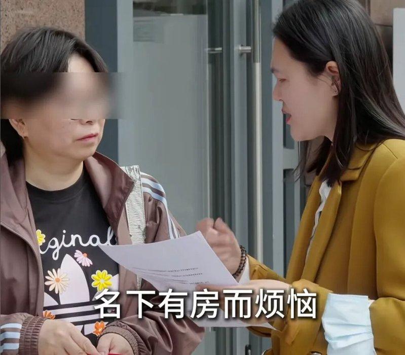 张女士因名下多了一套不存在的房子而困扰。(视频截屏)