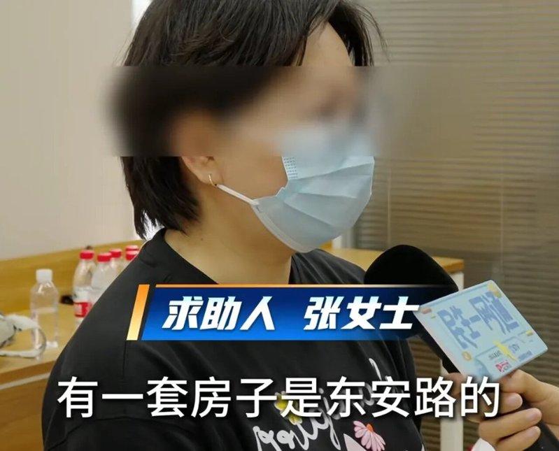张女士名下多了一笔早已被拆迁的房屋。(视频截屏)
