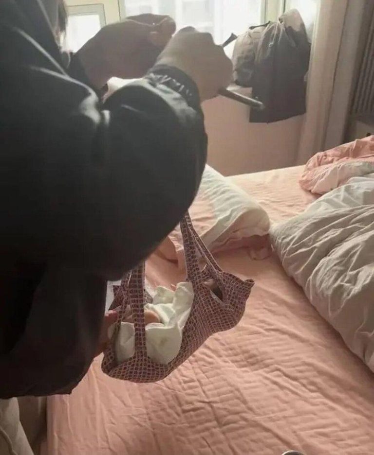 南京卫生院用老式杆秤称重 布袋脱落、出生4天女婴被砸伤 工作人员用老式杆秤为婴儿量体重。(取材自封面新闻)