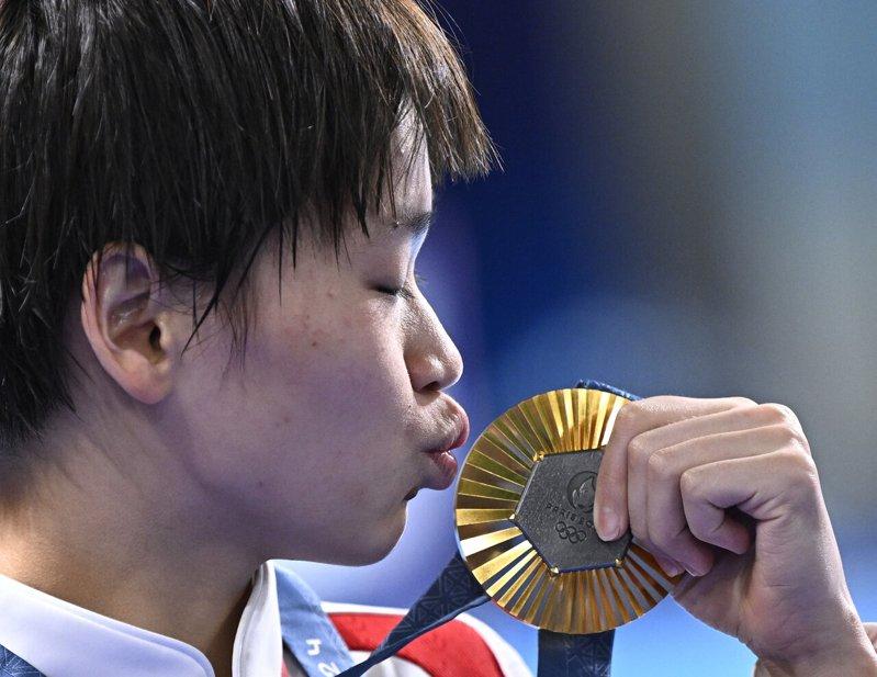 全红婵2024年在巴黎奥运夺金后,成为中国奥运史上最年轻的三金王。(新华社数据照...