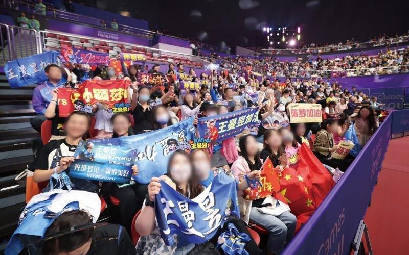 中国体育界的「饭圈」文化,容易让球迷单纯为选手加油的意图变质。图为2023年9月...