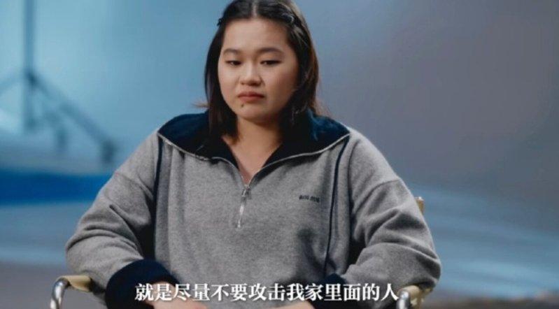 全红婵接受专访时,哽咽表示希望网暴者不要攻击她的家人。(视频截屏)