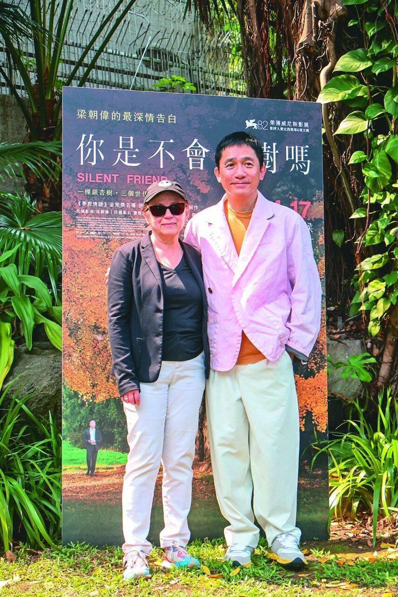 梁朝伟(右)、导演伊尔蒂蔻·恩伊达(左)出席新片记者茶叙。(记者沈昱嘉/摄影)