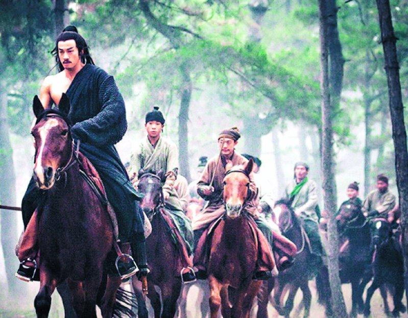 何润东(左)昔在「楚汉传奇」饰演项羽。(本报系数据照)