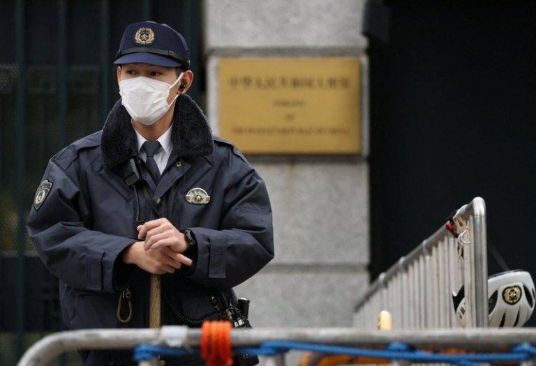 中国驻日大使馆爆收恐吓信 扬言「袭击、杀人」震惊曝光 一名日本员警去年11月驻守在东京中国驻日大使馆门口。(路透)