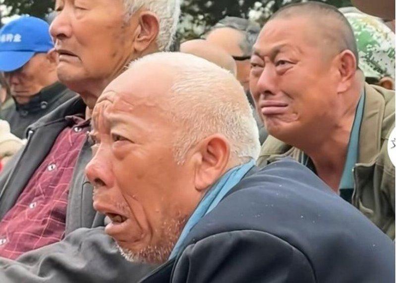 一名男子憋泪到脸通红，被网友称为「憋泪哥」。（视频截屏）