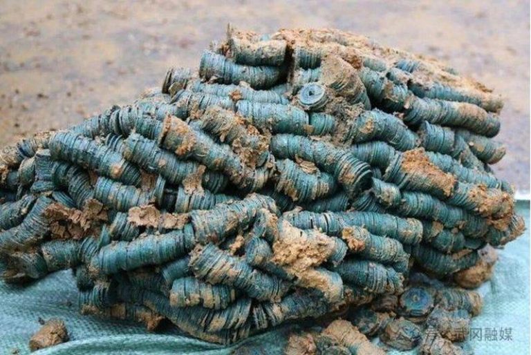 湖南邵阳一工地挖出大量古钱币，预估约三吨，涵盖唐宋金时期40多个年号。（取材自武...