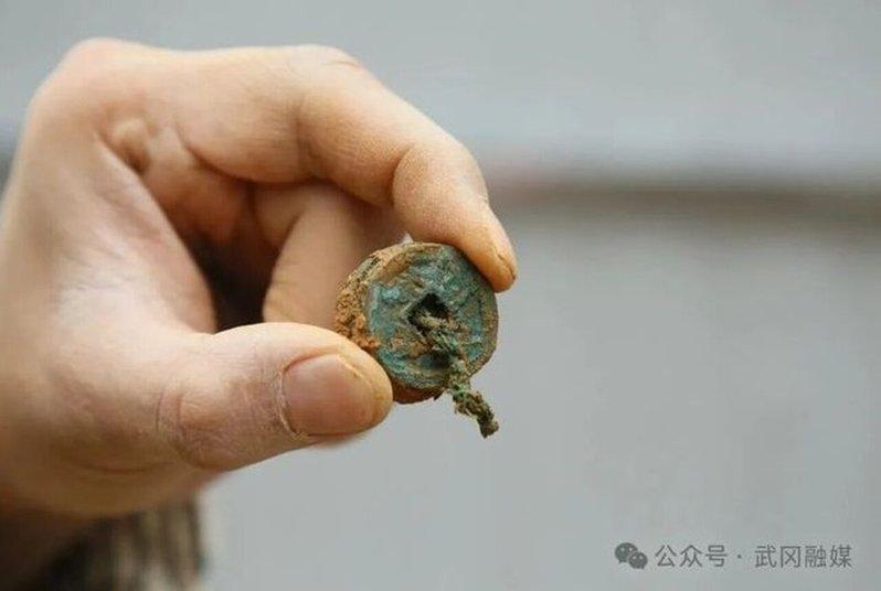 湖南邵阳一工地挖出大量古钱币，预估约三吨，涵盖唐宋金时期40多个年号。（取材自武...
