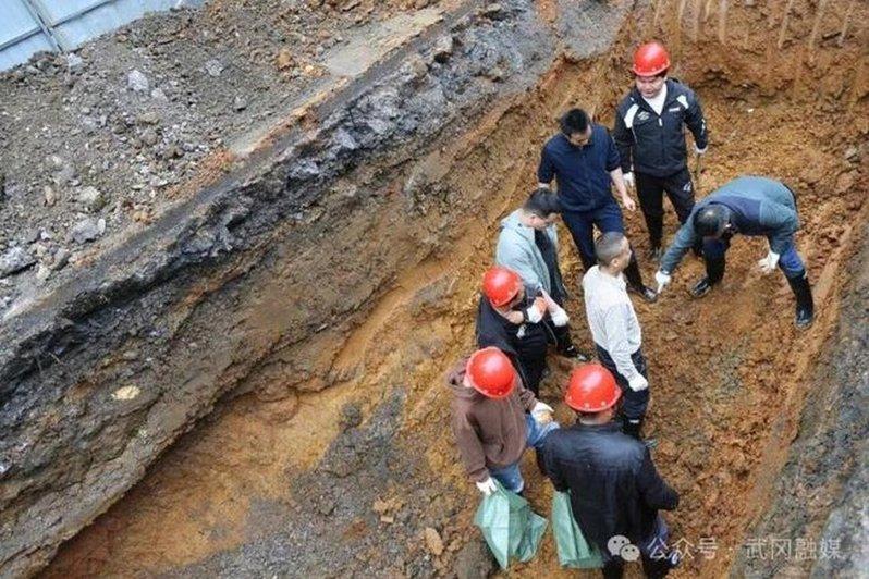 湖南邵阳一工地挖出大量古钱币，预估约三吨，涵盖唐宋金时期40多个年号。（取材自武...