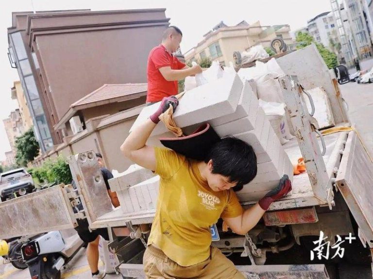 40岁湖南单亲妈「扛楼」养家 月入过万 能背150斤水泥 魏云桂扛起一百多斤重的白砖,她说,如果工期急,这种砖她一次最多可以扛三百斤。(取...