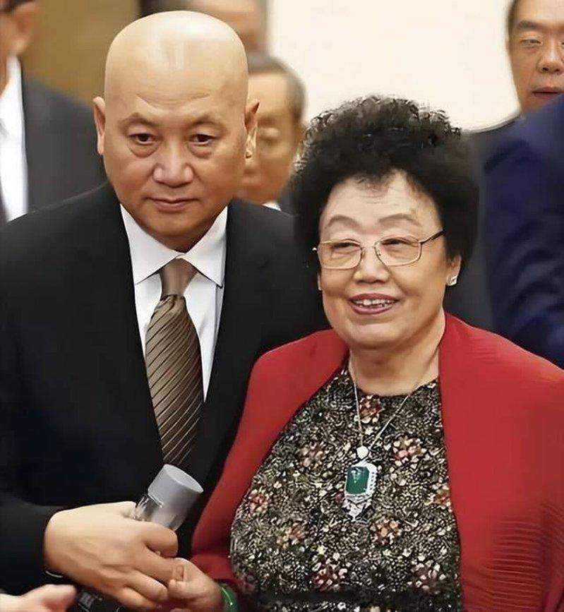 陈丽华和丈夫迟重瑞。(取材自南方娱乐网)