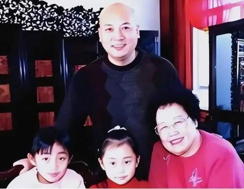 陈丽华和丈夫迟重瑞与继子女早年生活照。(取材自南方娱乐网)
