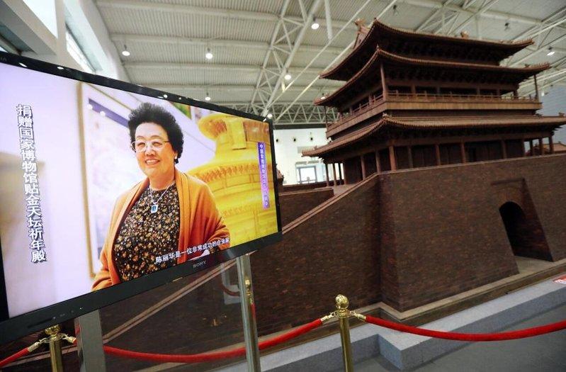 由国家级非遗项目「紫檀雕刻」的传承单位中国紫檀博物馆制作参展的「紫檀德胜门」。(...