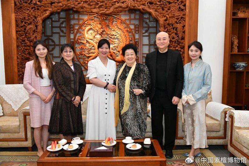 陈丽华夫妇与来宾合影。(取材自微博)