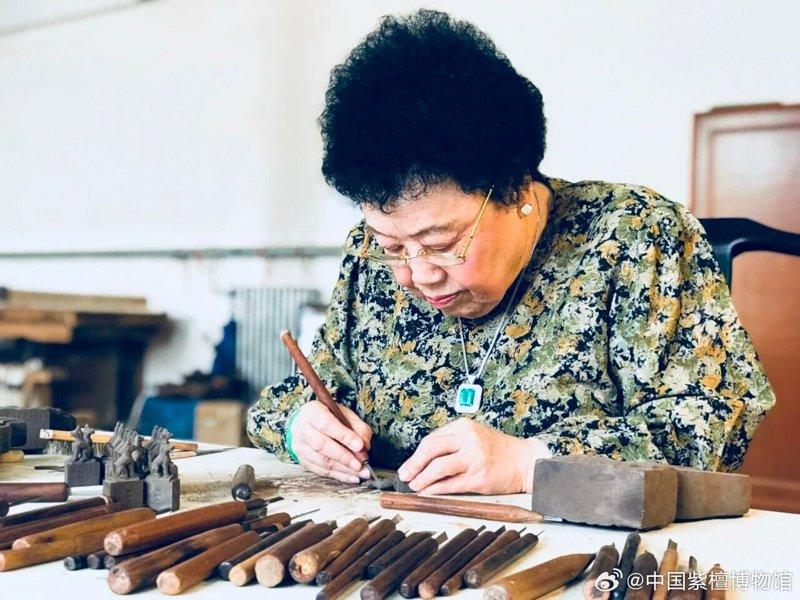 陈丽华有「中国紫檀女王」之美誉。(取材自微博)