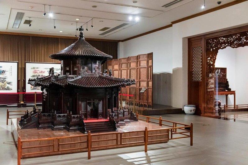中国紫檀博物馆展出紫檀、乌木、黄花梨等材质雕刻而成的宫廷木器艺术精品和明清古家具...