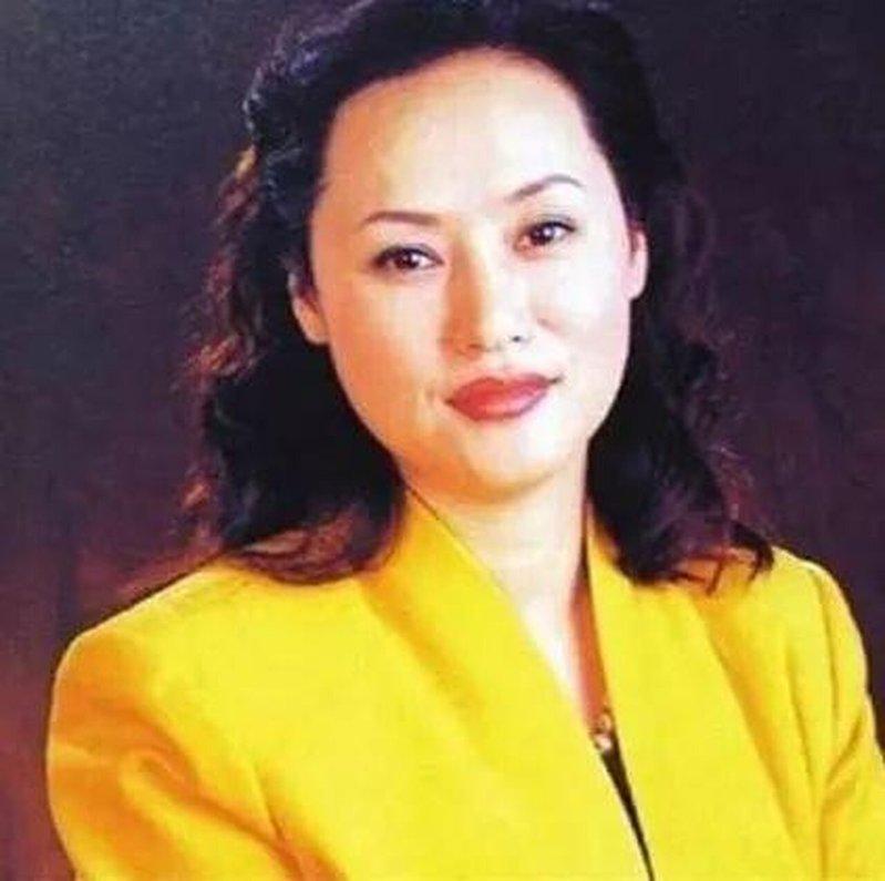 网传陈丽华年轻时照片,当时她已是香港富华国际集团董事长。(取材自微博)