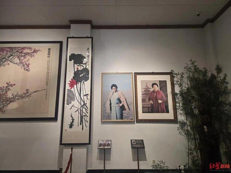 中国紫檀博物馆一楼后厅悬挂的陈丽华画作和肖像画。(取材自红星新闻)