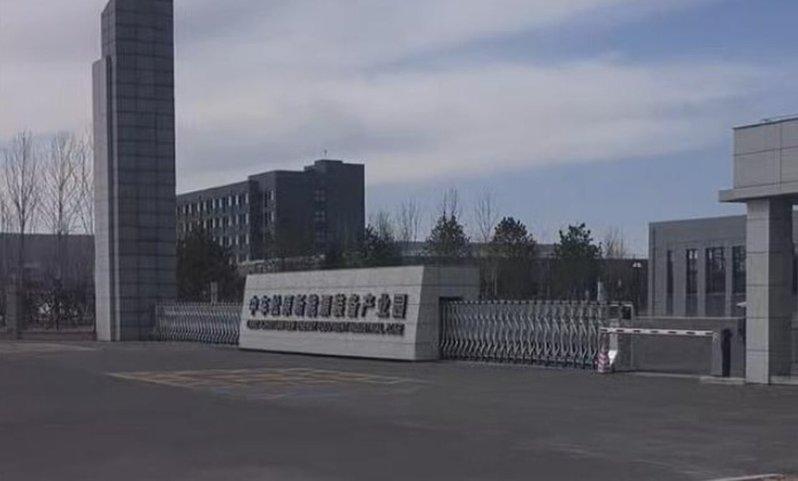 男子在中车松原新能源装备产业园里上班。(取材自大风新闻)