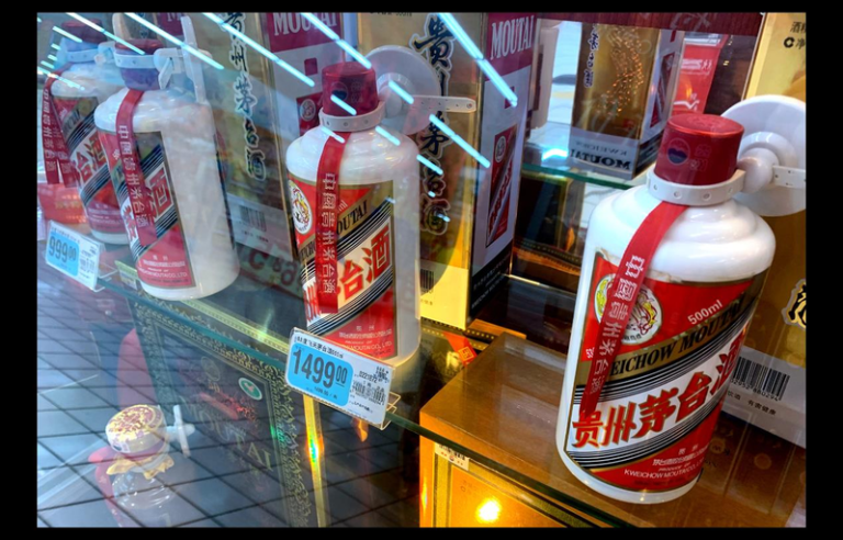 源杰科技挤下酒王登A股股王 贵州茅台财报去年收入与利润皆下跌 中国白酒龙头贵州茅台16日晚间公布2025年财报,收入与利润都下跌,是2001年...
