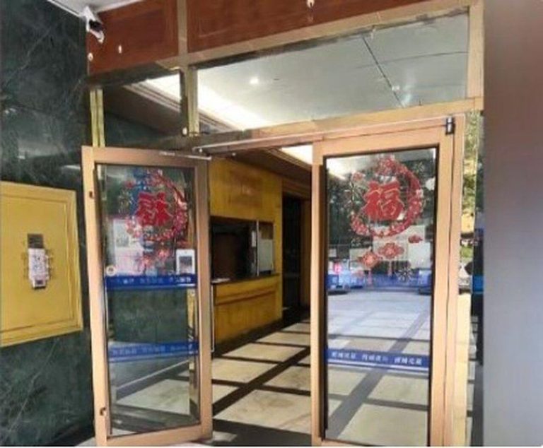 上海小区安保、保洁全体离岗 大门随便进、垃圾堆成山 没安保的小区大门敞开,所有人都能随便进出。 (取材自新闻坊)