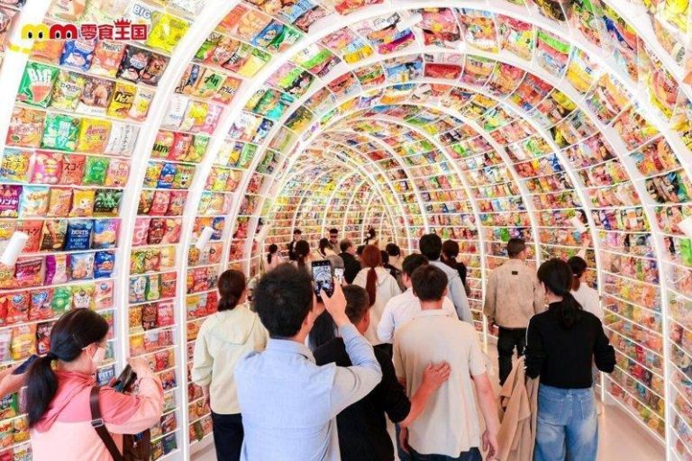 金氏认证全球最大 长沙零食王国开业 3.5万款零食96年才尝得完 「零食王国」不仅销售面积创纪录,更将商品转化为可探索、可交互的体验空间。(取材自...