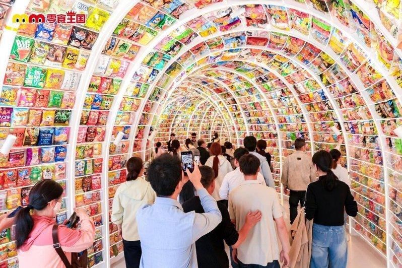 「零食王国」不仅销售面积创纪录,更将商品转化为可探索、可交互的体验空间。(取材自...