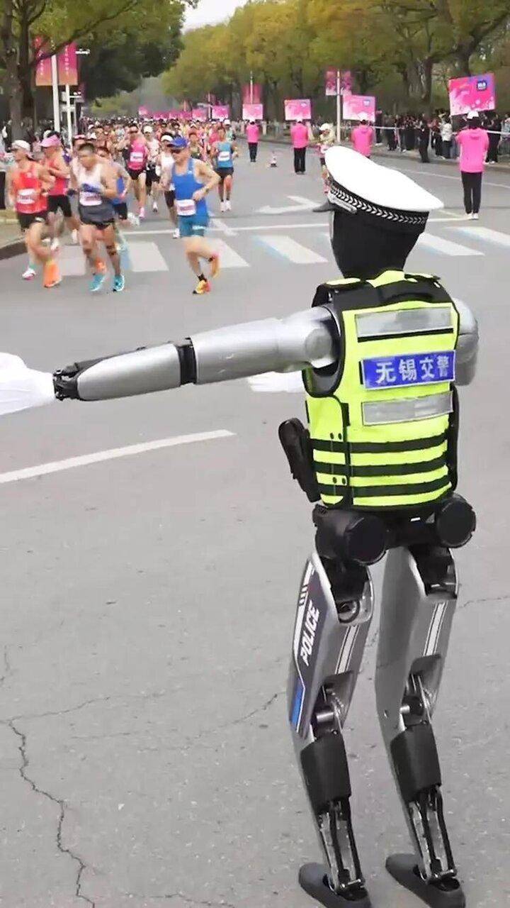 机器人交警在2026无锡马拉松首次亮相。(取材自红星新闻)