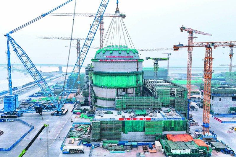 中国积极发展核电。图为2026年2月位于辽宁省葫芦岛市的徐大堡核电站一号机组核岛...