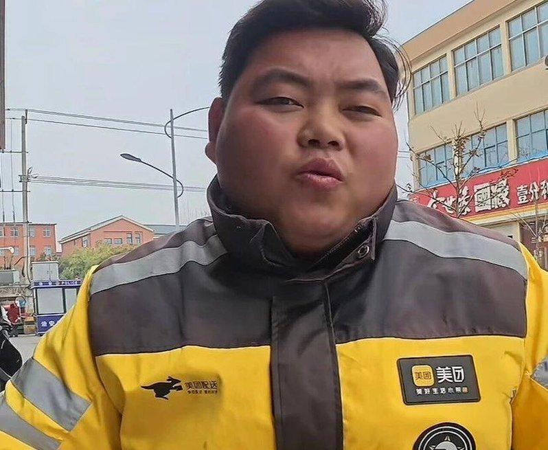 张瑜身兼数职,包括美团外卖的承包商、站点站长、骑手。(取材自南风窗 )