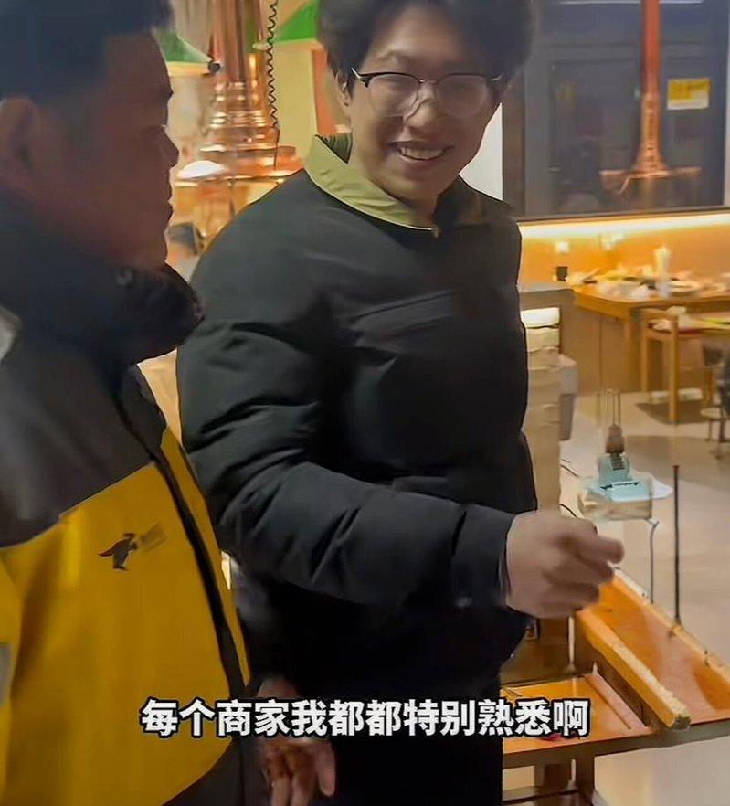 张瑜对镇上的商家都很熟悉。(取材自南风窗 )