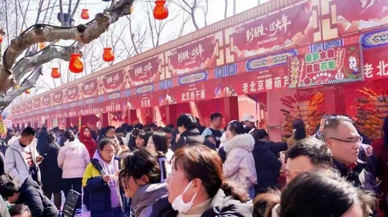 马陵山景区的小吃街。(取材自南风窗 / 马陵山景区供图)