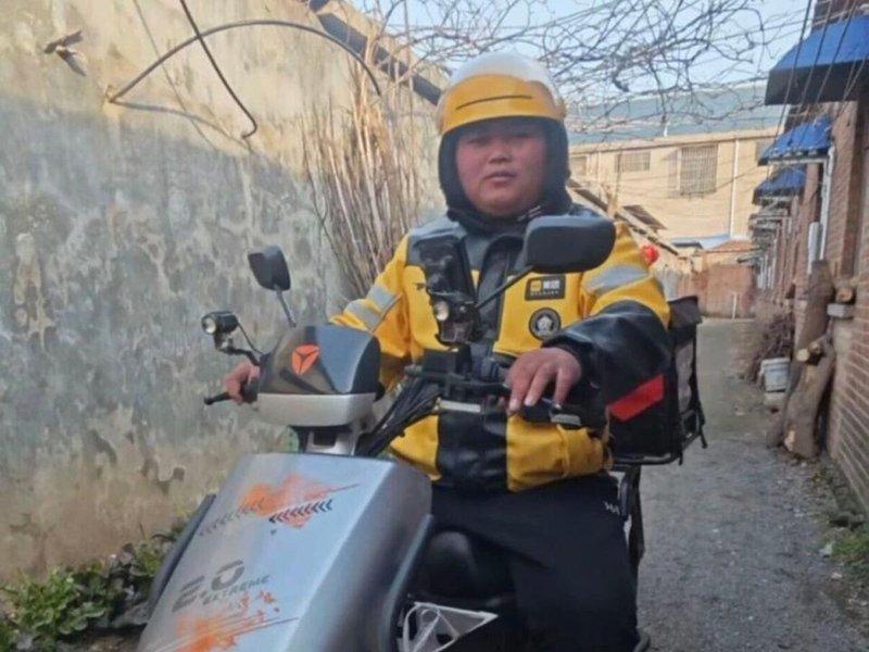 江苏徐州外卖员张瑜。(取材自南风窗 / 马陵山景区供图)