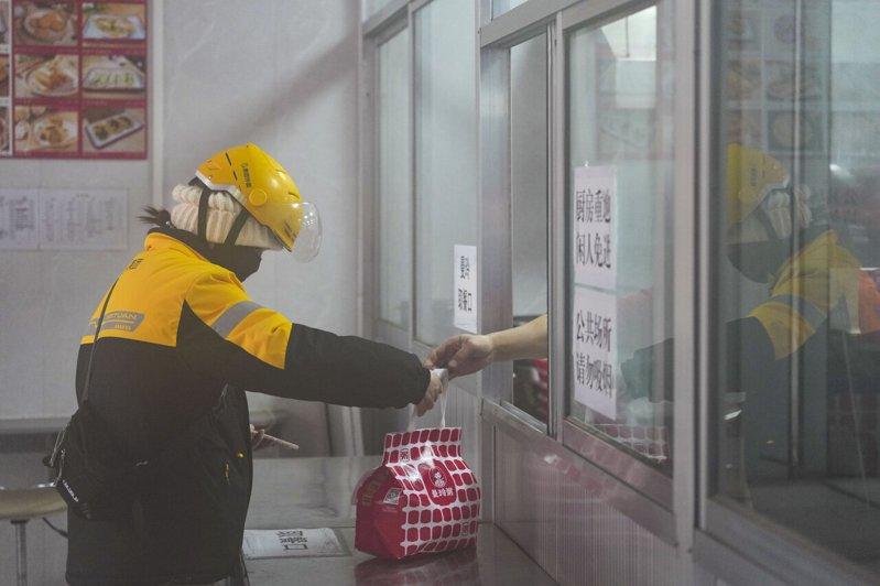 一名骑手在一家商户内取餐。(新华社)