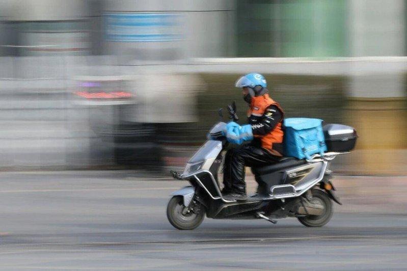 一名外卖员在河南焦作市温县街头骑行,为顾客送餐。(新华社)