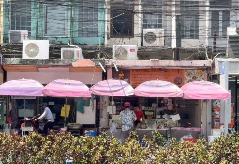 中东战火推高生活成本 泰国民众取消旅游减少消费 中东冲突推高油价,冲击泰国经济,泰国民众感受到生活成本增加所带来的压力,也有人减...
