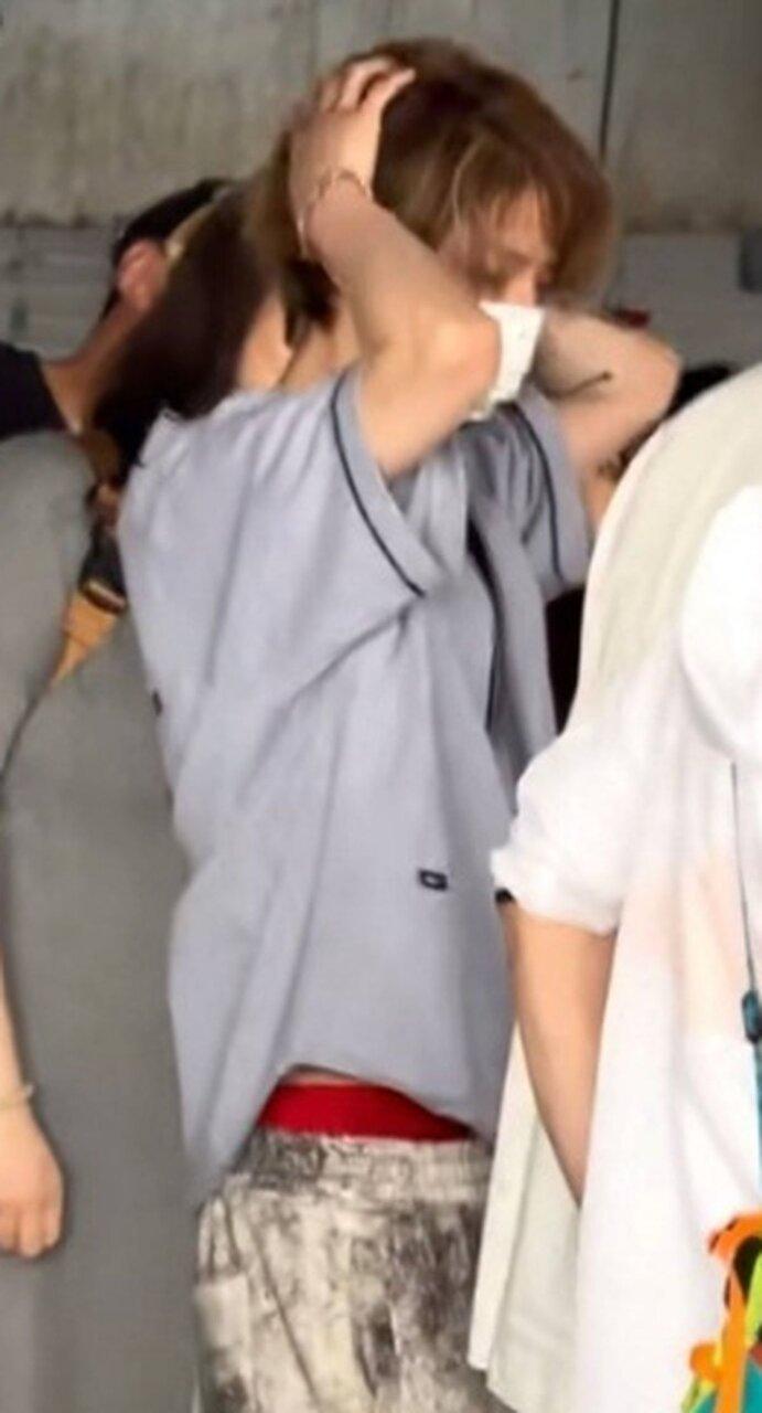 鹿晗被发现穿了红色内裤。(取材自微博)