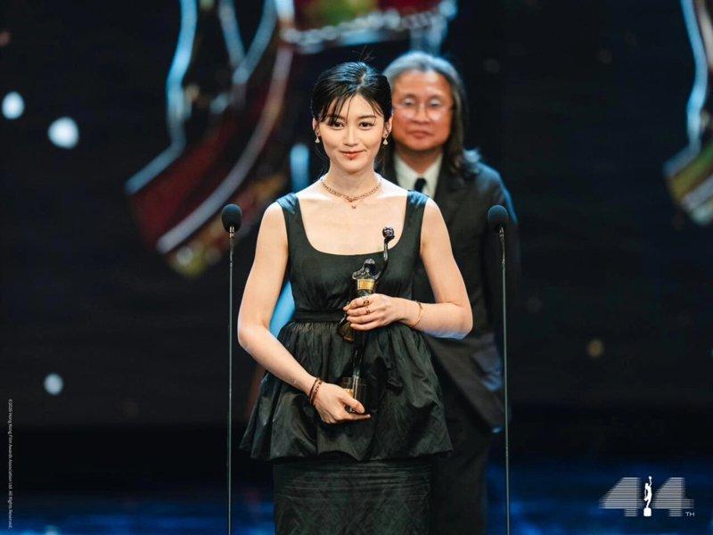 邓涛以「女孩不平凡」抱回最佳新演员。(取材自官方脸书)