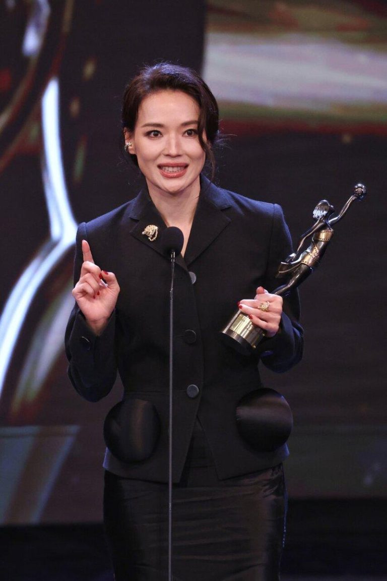 隔29年再夺「新人奖」 …新晋导演舒淇:赢奖最主要是我太老 舒淇以「女孩」拿下2026年香港金像奖新晋导演奖。(中通社)