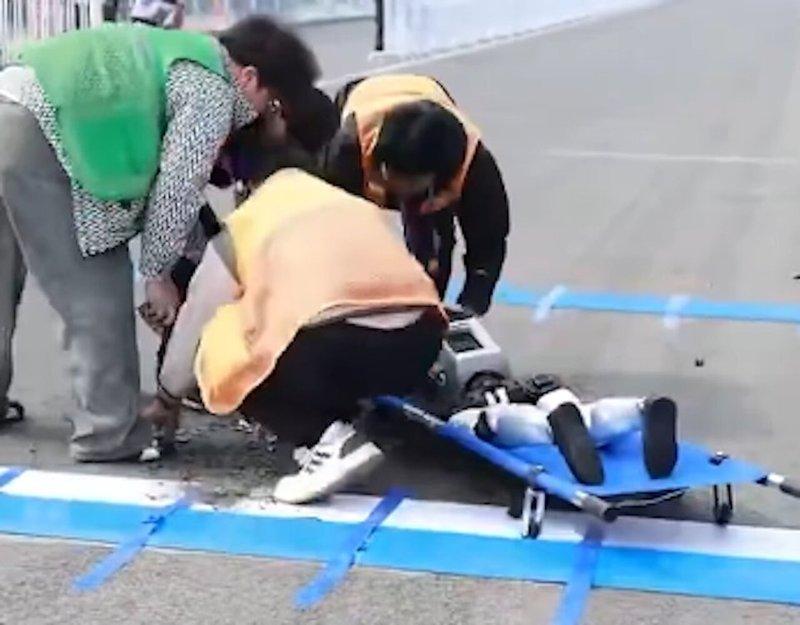 机械人选手解体后,被工作人员擡上担架。(视频截屏)