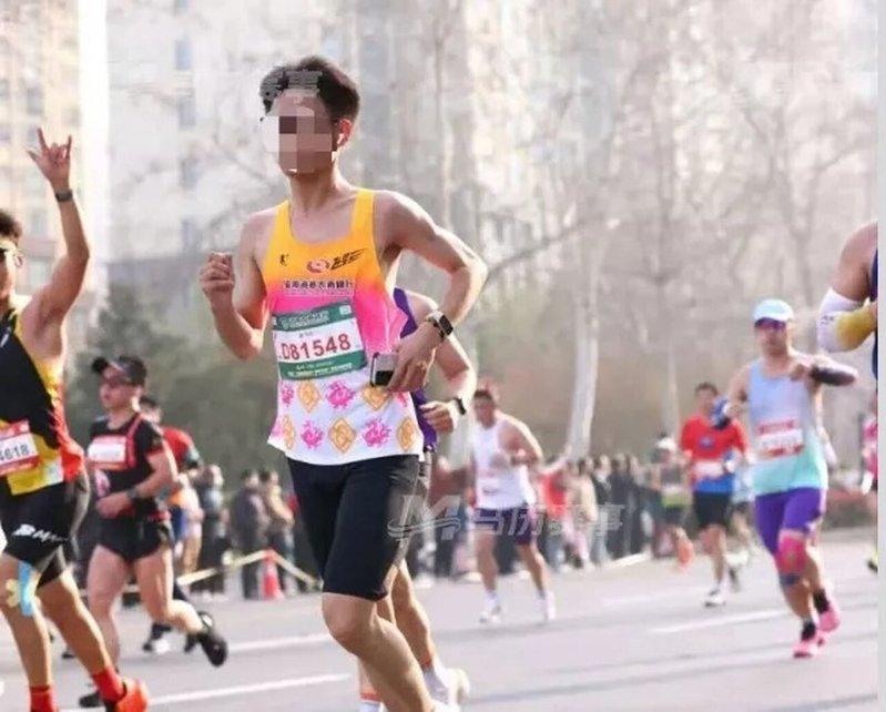 号码布D81548在比赛中佩戴在一名男子胸前。(取材自长安街知事)